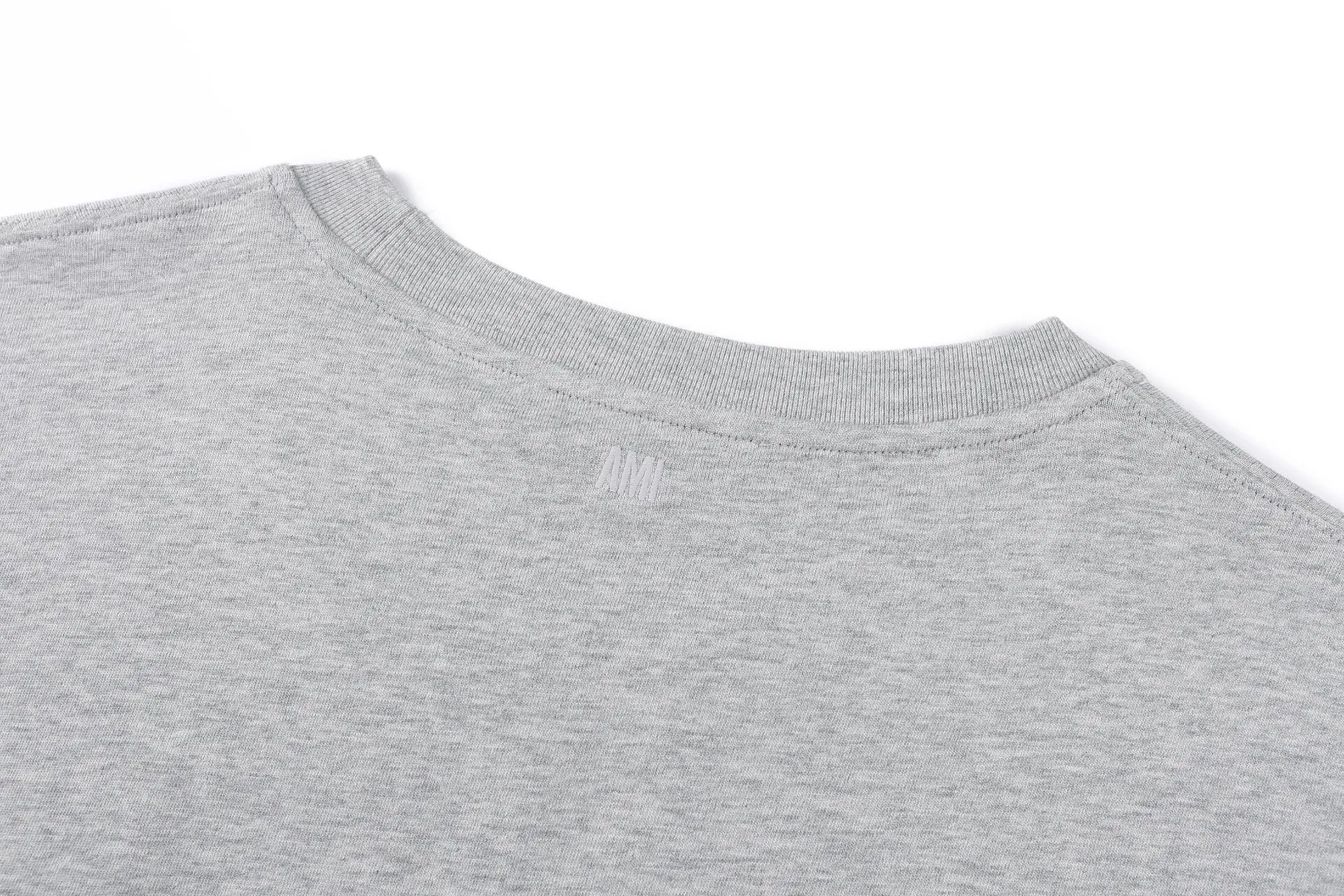 26SS same color embossed embossed ADC embroidered T-shirt ●Authentic 1800 purchased and developed ●32S fine cotton jersey fabric 230g ●1*1 matching rib 280g ●Embossed embroidery ●Fabric enzyme wash ●Customized 1:1 trademark ●Loose fit ●Size: S M L XL ●Style number: 26149/7A#05